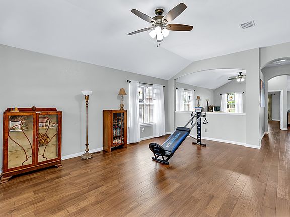 4th image of 1065 Springhill Dr