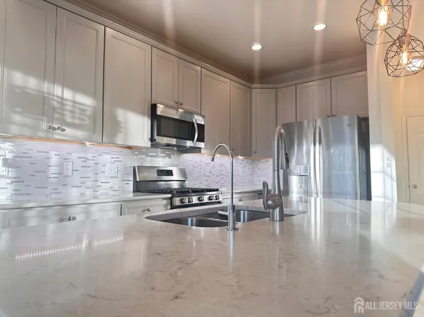 44 Begonia Ln, Sayreville, NJ 08831