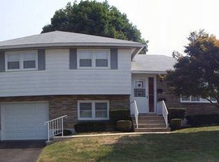 333 Oakwood Dr, Whitehall, PA 18052