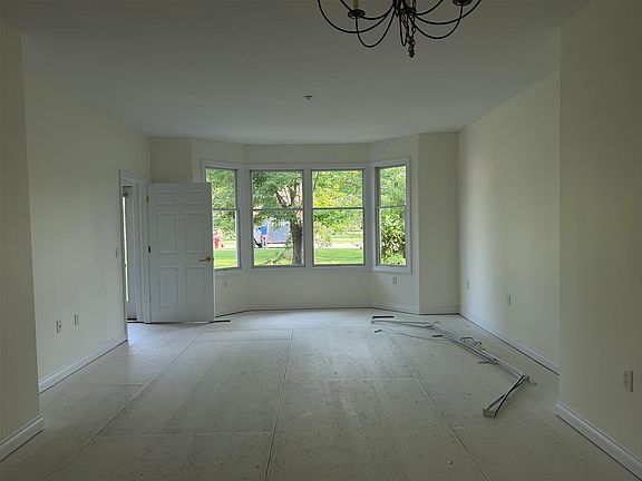 4th image of 4143 Village Cir
