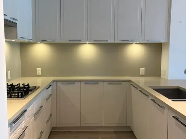 6677 Cambie St, Vancouver, BC V6P 0E6
