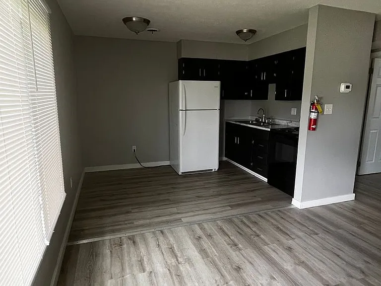 Parkway Apartments — Photo 15