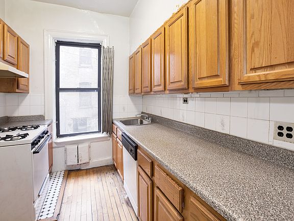 4th image of 411 Saint Johns Pl APT 1