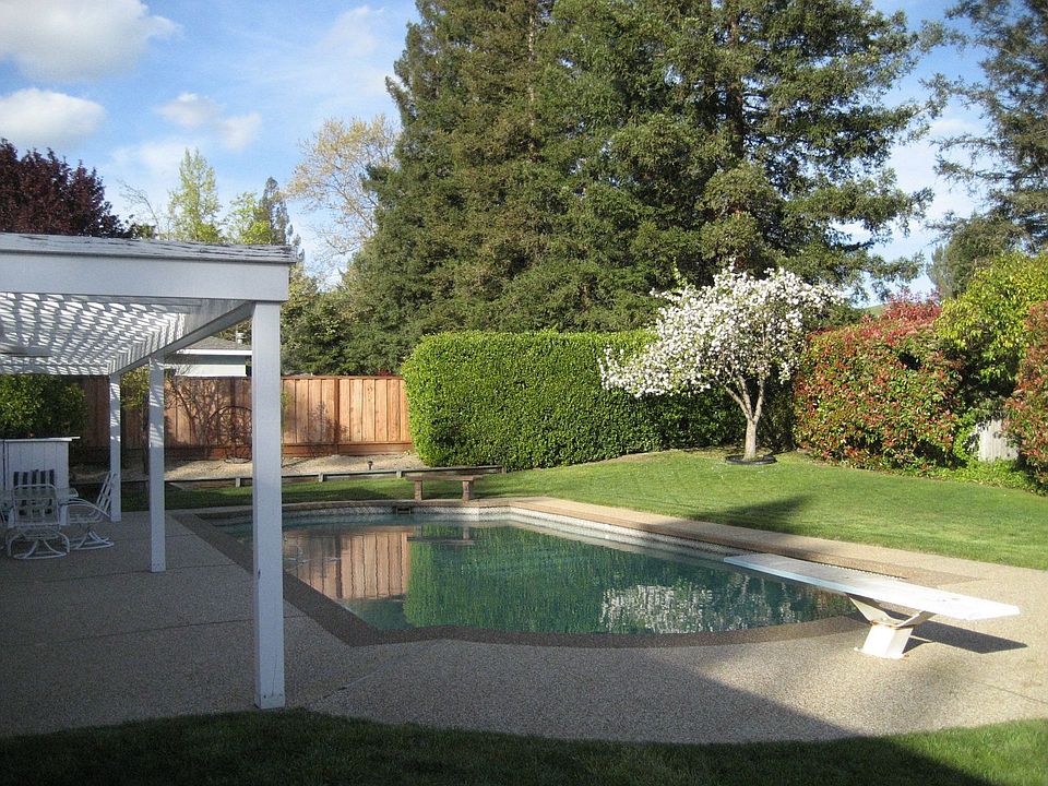 2nd image of 401 Pennington Pl