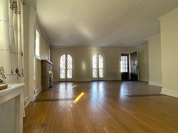 Open floor plan, dining into living room