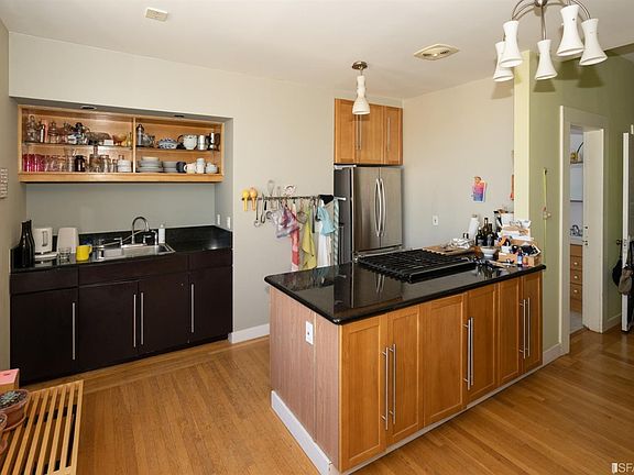 5th image of 842 Waller St