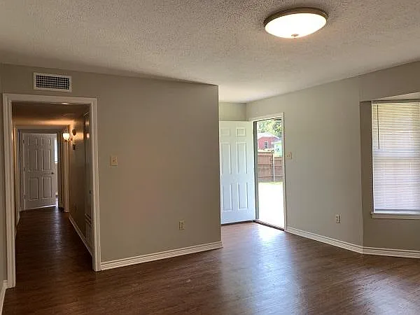 409 E Emory St — Photo 3