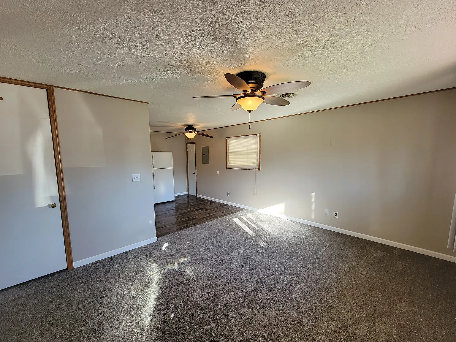3 bed, 1000 sqft, $1,200 — Photo 2