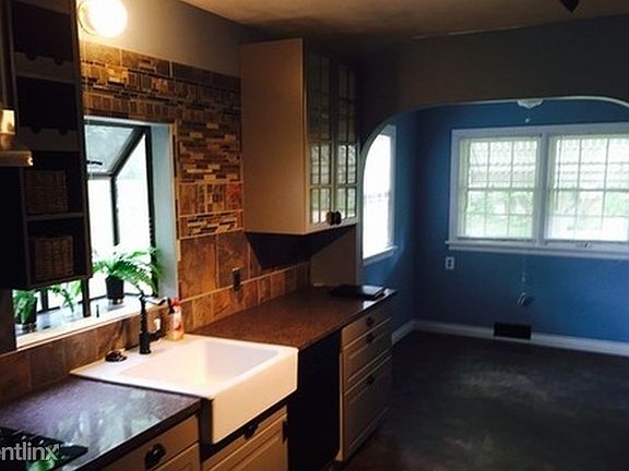 cozy kitchen to breakfast nook
