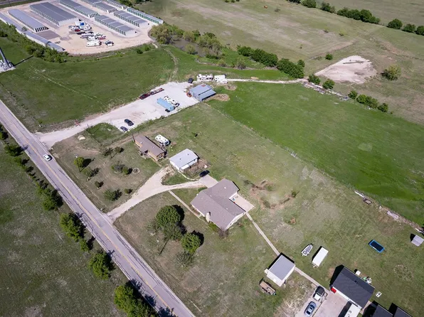 3024 Lovers Ln, Krum, TX 76249