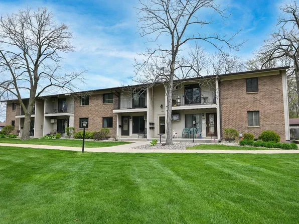 1684 S Carriage LANE, New Berlin, WI 53151