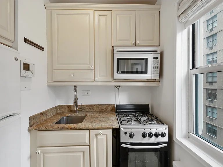 321 E 45th St #10J — Photo 5