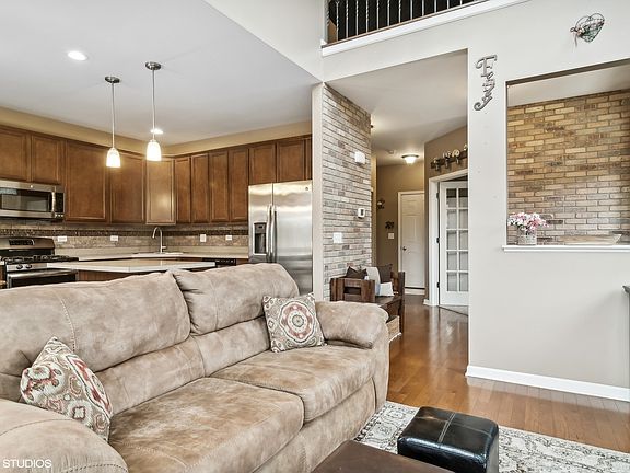 4th image of 380 S Jade Ln