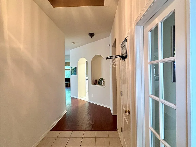207 Kettleman Ln N — Photo 2