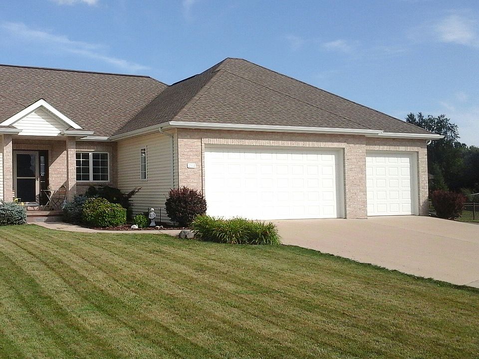 Front w/ 3.5 Car Garage