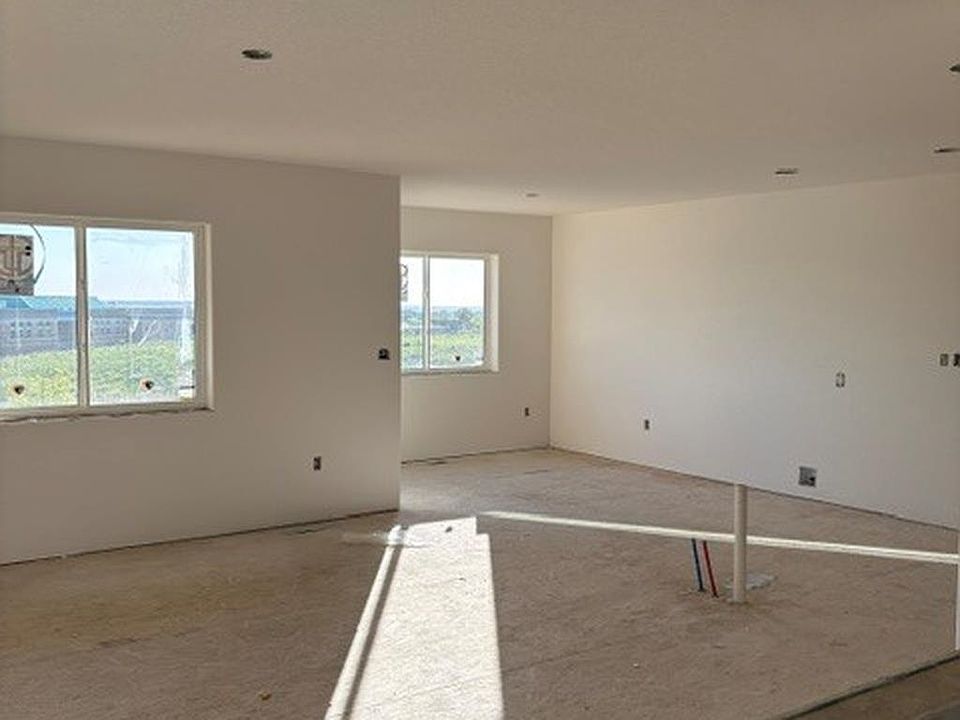 2nd image of 2085 Heathrow Ave