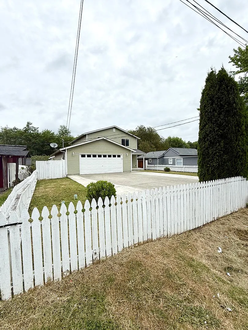 Spacious house in Bremerton. — Photo 3