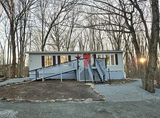 65 Windsor Rd, Hawley, PA 18428