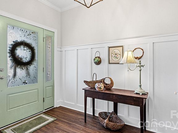 5th image of 830 Iris Ln