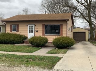 615 W White St, Clinton, IL 61727