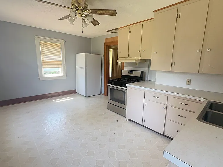 1005 S 5th Ave — Photo 2
