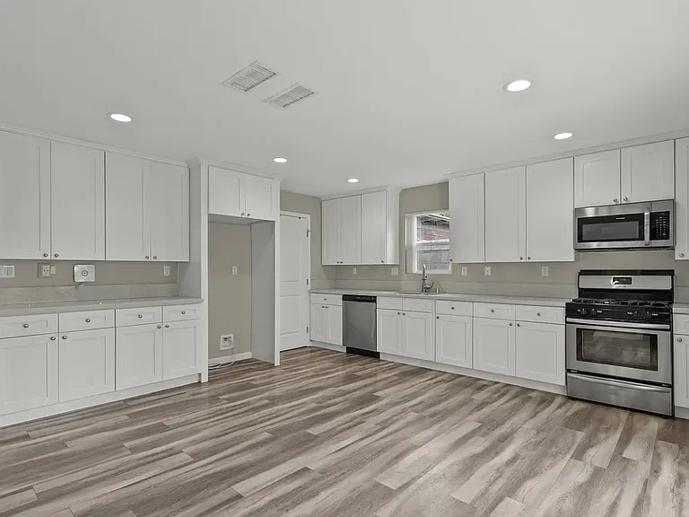 7540 Lindley Ave — Photo 10