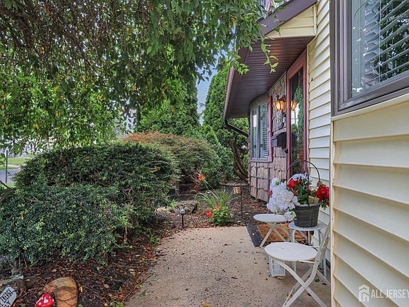 4th image of 28 Colton Rd