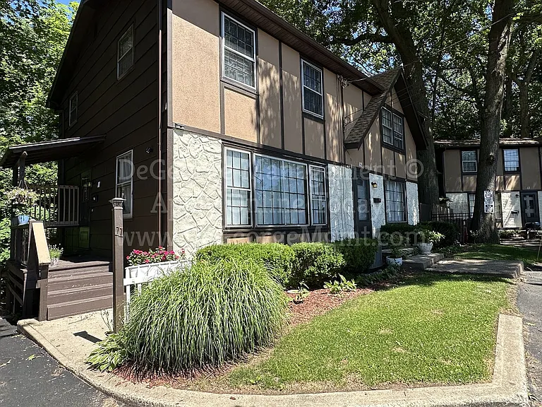 Sterling Square Townhomes — Photo 2