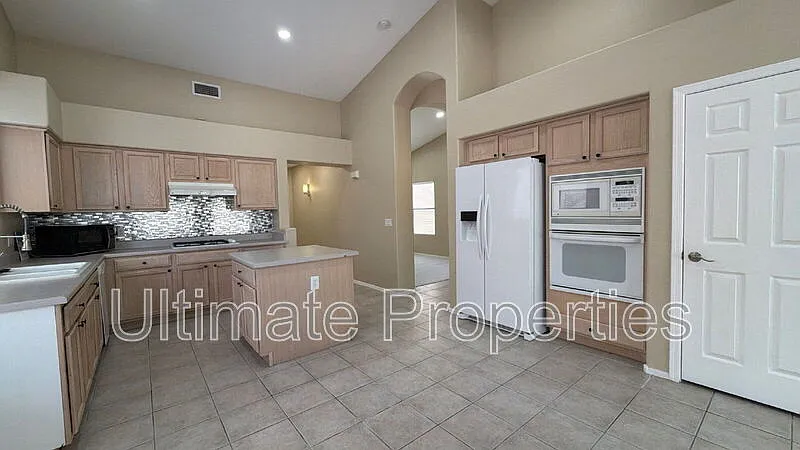 4 bed, 2.0 bath, 1669 sqft, $2,195 — Photo 3
