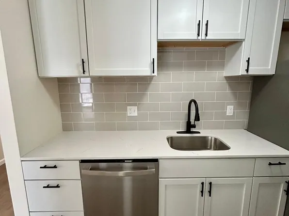 635 E Seneca Tpke, Syracuse, NY