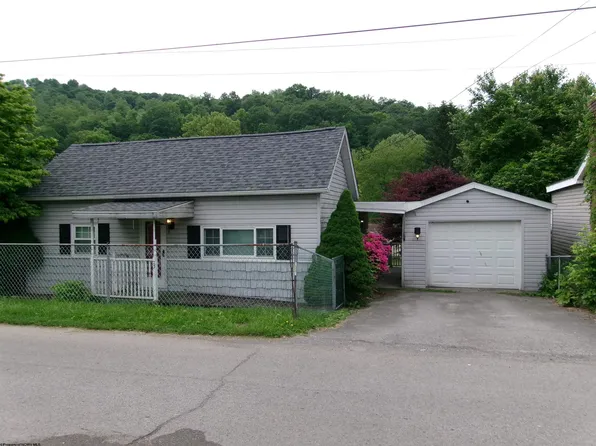 25 3rd St, Shinnston, WV 26431