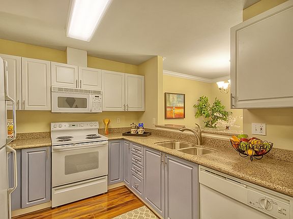 4th image of 18501 SE Newport Way Unit M153