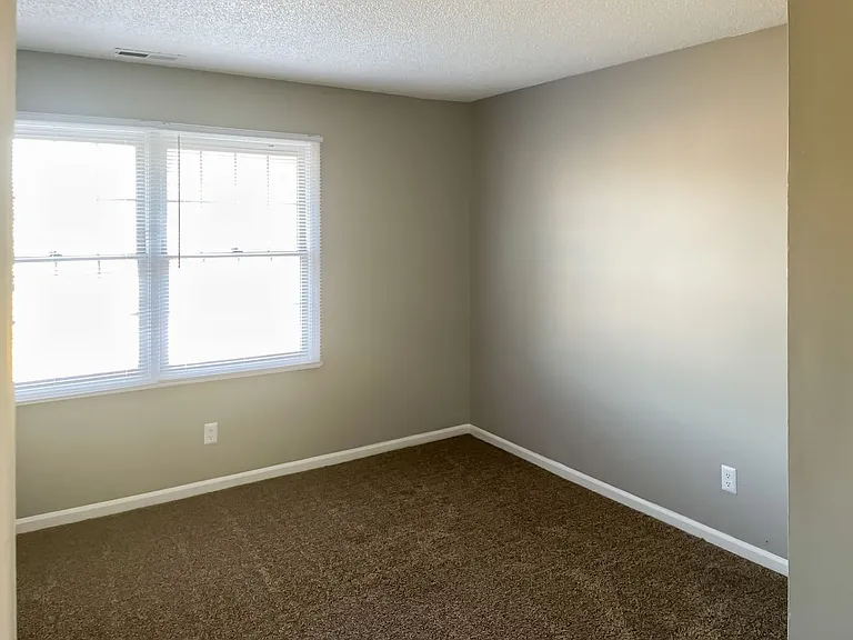 Turnberry Square Apartments — Photo 35