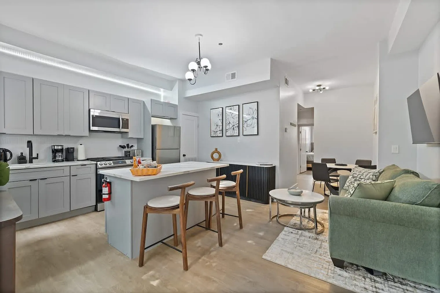 3 bed, 1.0 bath, 1593 sqft, $4,851 — Photo 2