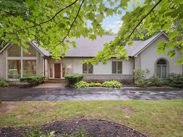 9724 Pine Valley Trl, Brighton, MI 48114