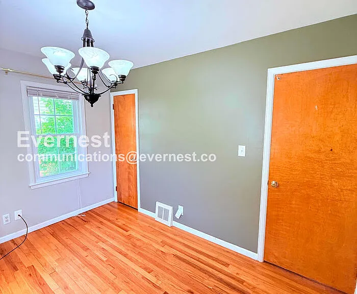 1313 Donald Ave — Photo 8