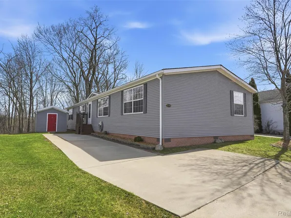 11348 Stoneridge Cir, South Lyon, MI 48178