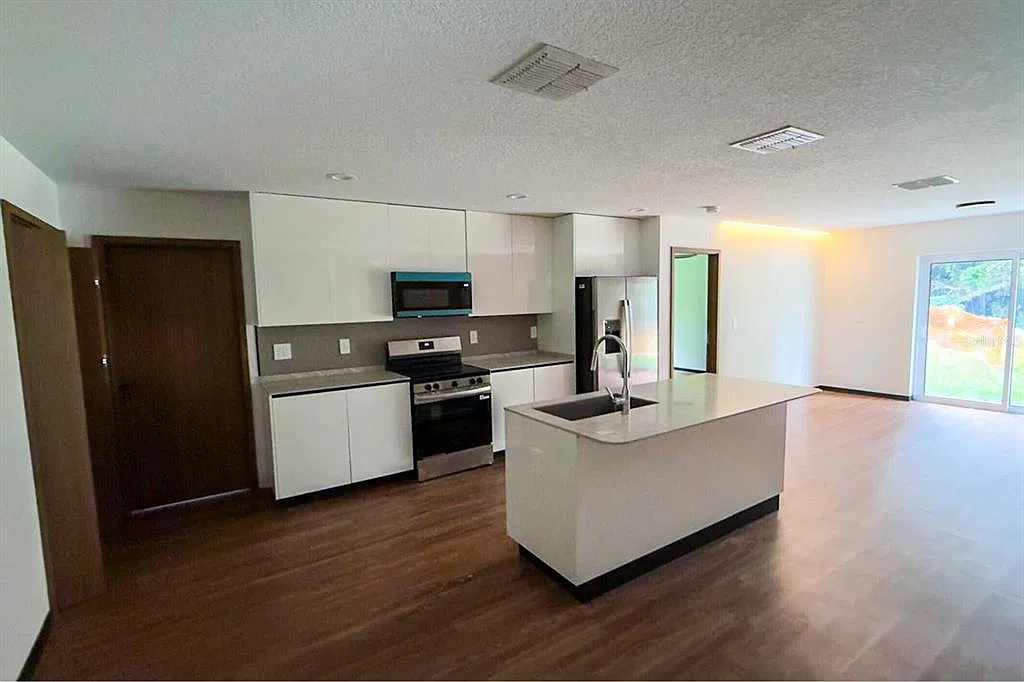 3 bed, 2.0 bath, 1270 sqft, $2,395 — Photo 2