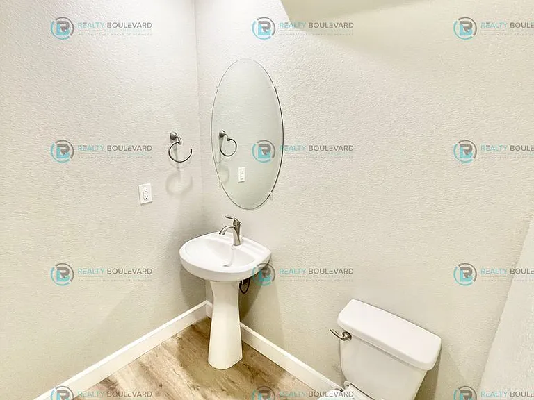 1815 Dark Horse Rd #B — Photo 44