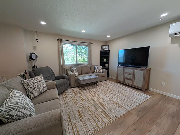 4th image of 569 Foothill Blvd