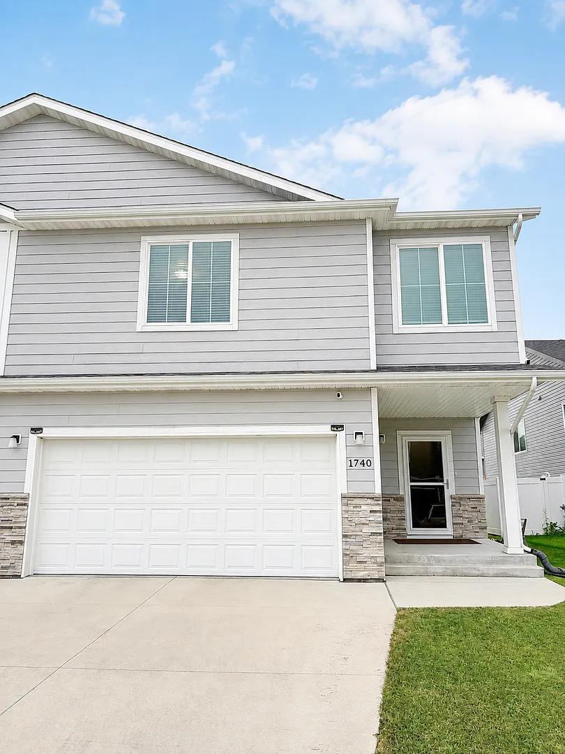 Modern 3-bedroom, 3-bathroom 3-level twin home located in South Grand Forks, ND! — Photo 1