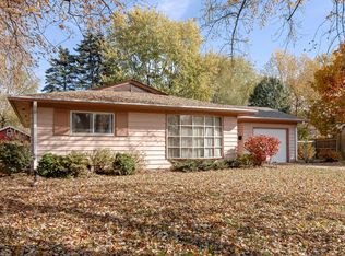 6 Circle Ct, Montgomery, IL 60538