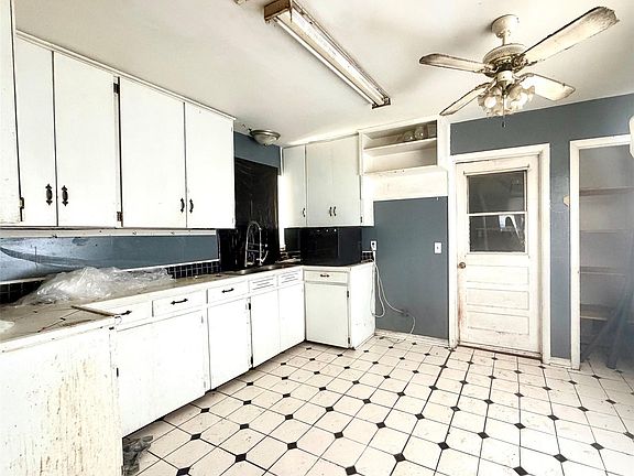 3rd image of 208 Richmond St