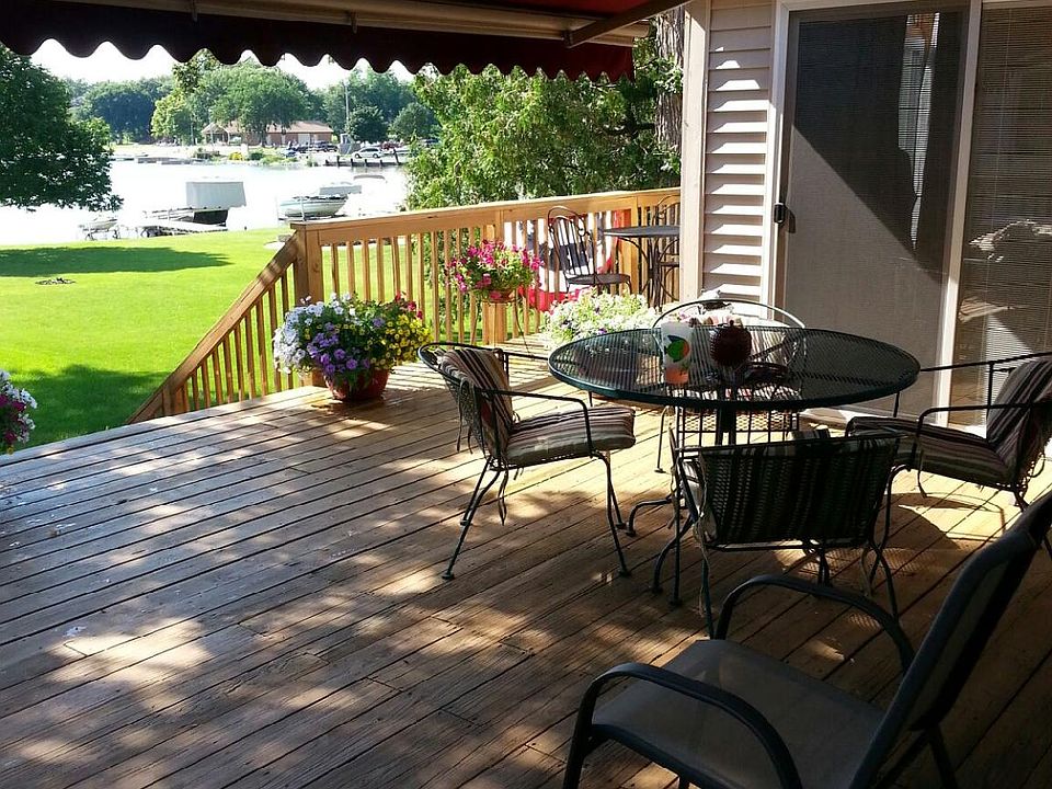Deck with retractable awning
