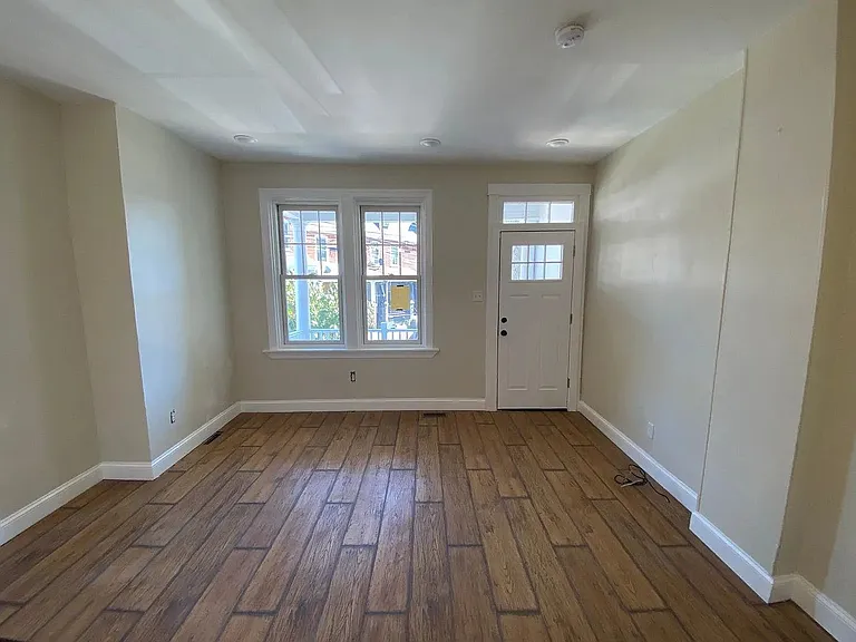 445 Manor St — Photo 3