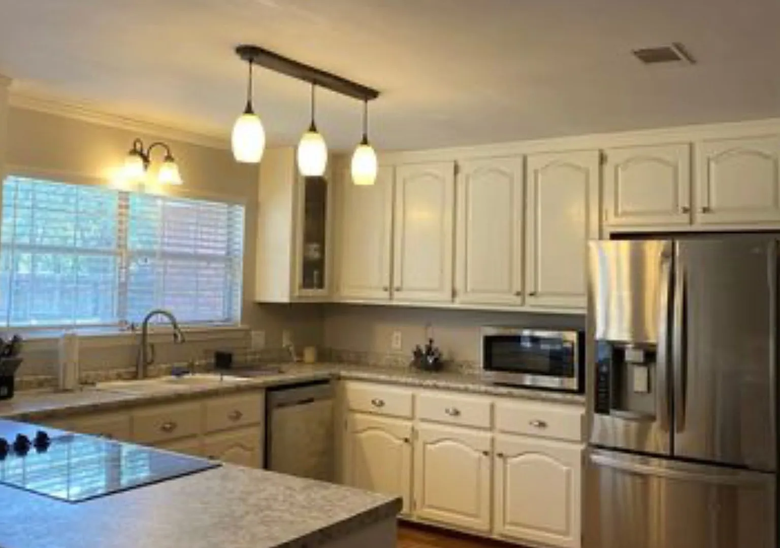 Charming 4-bedroom/2 bath brick home in Belle Meade neighborhood — Photo 3