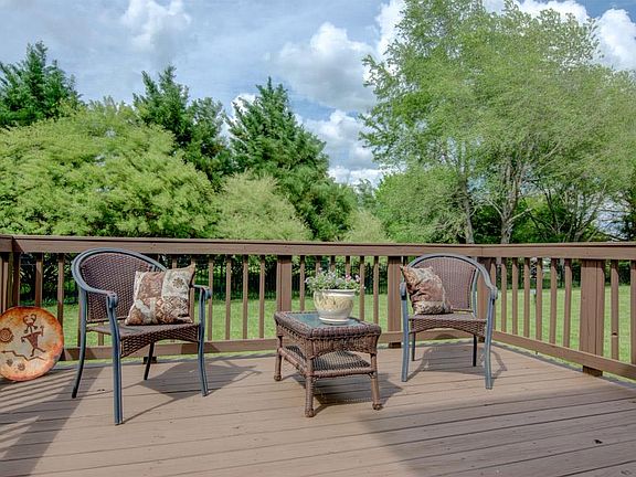 3rd image of 122 Tambark Cir