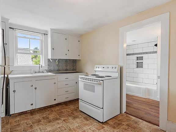4th image of 98 Vine St APT 2