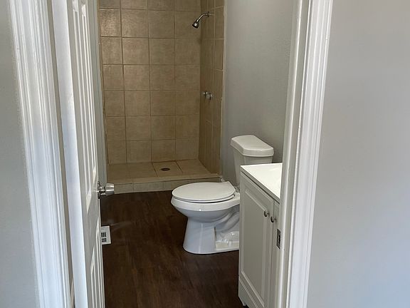 5th image of 502 E Travis St