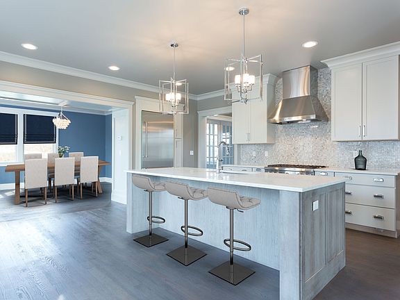 Expansive Eat-In Kitchen